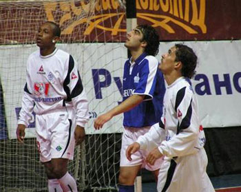 Pel� Junior (Dinamo), Altunashvili (Geolog) and Joan (Dinamo) are looking for something... (Photo courtesy: Superleague)