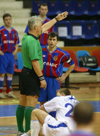 Alexander Antipov and referee Serguei Atanov (Photo courtesy: CSKA)
