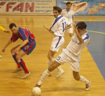 Zaikin (Geolog) takes the ball (Photo courtesy: Superleague)
