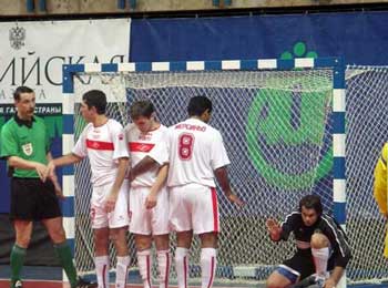 Evteev giving instructions to Messinho (Photo courtesy: Superleague)