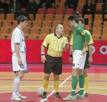 Titenkov and Verizhnikov with match referees (Photo courtesy: Superleague)