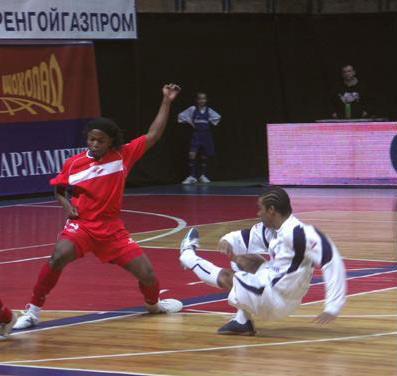 Brazilian duel in Moscow: Cirilo (Dinamo) vs Edu (Spartak) (Photo courtesy: Superleague)