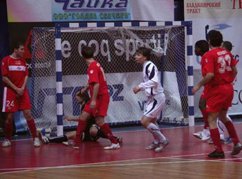 Where is the ball? (Photo courtesy: Superleague)