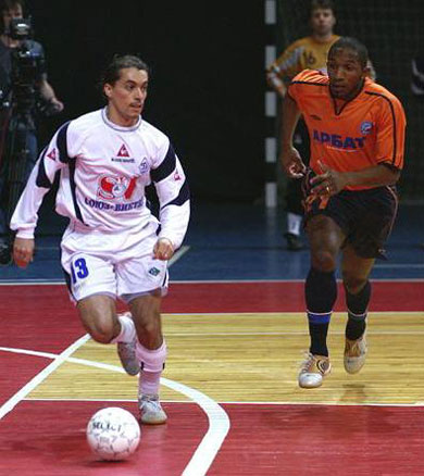 Joan (Dinamo) followed by Pula (Arbat) (Photo courtesy: Superleague)