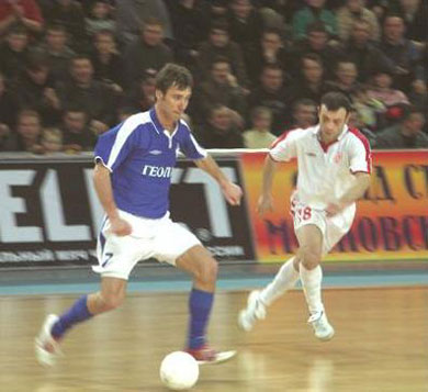 Alexander Chernik (Geolog) followed by Koridze (Spartak Shelkovo) (Photo courtesy: Superleague)