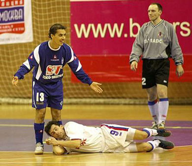 Alexander Antipov sleeping over... Joan! (Photo courtesy: Superleague)