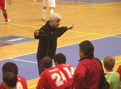 Evgeny Lovchev teaching... (Photo courtesy: Superleague)