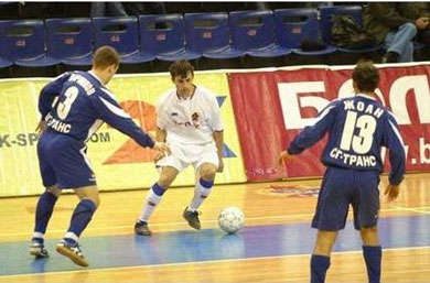 S. Antipov against Dinamo players Larionov and Joan (Photo courtesy: CSKA)