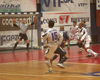 An attempt by Malyshev in the Norilsky's defence  (Photo courtesy: Superleague)