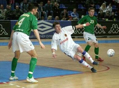 Alexander Kopeikin against Alexander Foukine (#23) and Alexander Verizhnikov (Photo courtesy: CSKA)