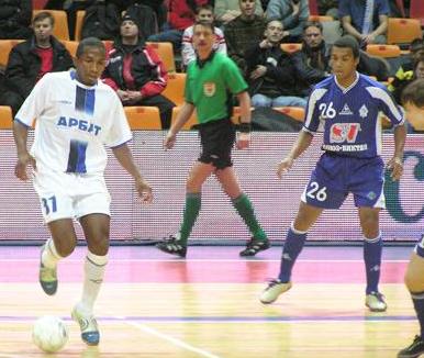 Brazilian duel: Pula (Arbat Moscow) vs Cirilo (Dinamo Moscow) (Photo courtesy: Superleague)