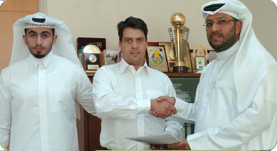 Rubio Guerra signing a contract in the Qatari federation (Photo courtesy: Qatari FA)