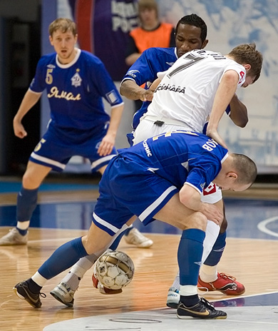 Will Abramov escape from the Dinamo cage (Rakhimov, Pula and Kobzar)? (Photo courtesy: Konstantin Molchanov)