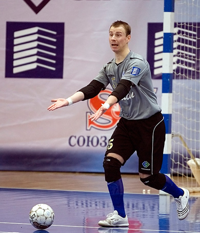 What am I supposed to do with that ball? Olexy Popov in action! (Photo courtesy: Konstantin Molchanov)