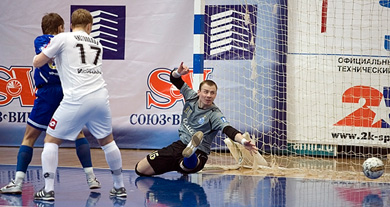 The Ukrainian goalie Olexy Popov seems to be a little bit worried while looking at the ball... (Photo courtesy: Konstantin Molchanov)