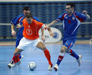 Tjaden (Netherlands) between Markin and Malyshev (Russia) (Photo courtesy: Joe Pepler - UEFA.com)