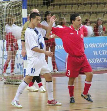 Duel between Daniel Mendes and Alex: yellow card for both! (Photo courtesy: Superleague)