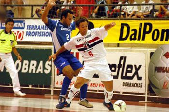 Paulinho (S�o Paulo) against Andr� (AABB)(Photo courtesy: Jo�o Pires)