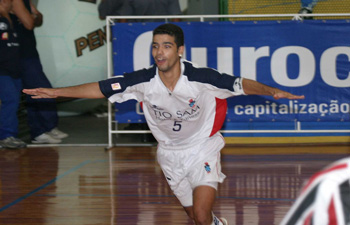 Rodriguinho is flying to celebrate his goal for Tio Sam (Photo courtesy: Jo�o Neto)