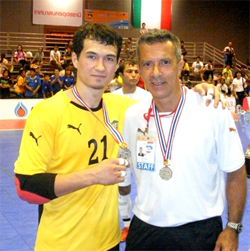 Sergio Sapo (right) with Uzbek nat. team goalkeeper Rustam Umarov (Photo courtesy: Poker/Pec)