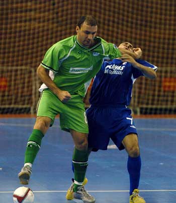 Schumacher knows how to defend the ball against a poor Javi Rodriguez (Photo courtesy: Enrique Serrano - LNFS)