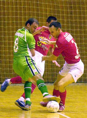 Schumacher vs Tofoski (Photo courtesy: Enrique Serrano - LNFS)