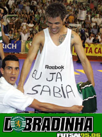 Xavier showing the Andrezinho*s shirt: he already knew about the Sporting double!!! Is he a wizard??  (Photo courtesy: Futsal Sporting