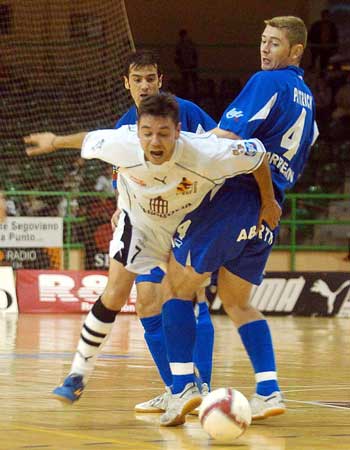 Adeva suffering a foul by Patrick (Photo courtesy: Enrique Serrano - LNFS)