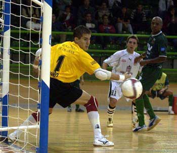 Arturo, Claudinho (DKV Zaragoza) and Jesus Garcia (Caja Segovia) (Photo courtesy: Enrique Serrano - LNFS)