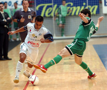 Sergio (Cartagena) is faster than Daniel (Boomerang) (Photo courtesy: LNFS)