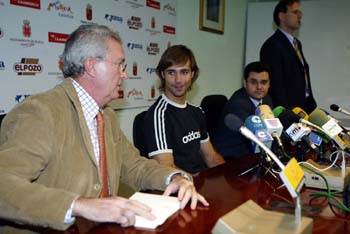 During the press conference (Photo courtesy: Enrique Serrano - LNFS)