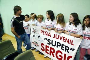 Sergio with some little fans (Photo courtesy: Enrique Serrano - LNFS)