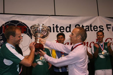 Alex Para awarding the Over 35 winners (Photo courtesy: Servcorp)