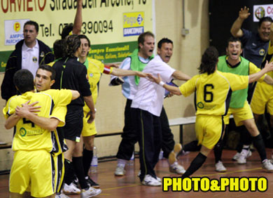Laza-goal: Guerini, Jonas and the whole Nepi*s bench celebrating the deciding goal scored by the young brazilian talent(Photo courtesy: Maurizio Di Giovancarlo - PHOTO&PHOTO)