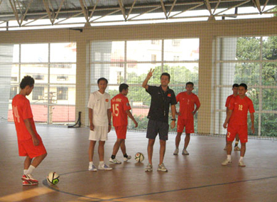 Sergio Gargelli and his players during a training session, Vietnam is looking for a title in Hanoi! (Photo courtesy: Vietnamese FA)