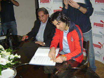Shamsaee signing the contract with Puma (Photo courtesy: Mahdiar Ghaffari)