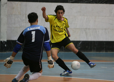 Ali Kia in action vs Tam Iran Khodro and Iranian national team keeper Reza Naseri (Photo Courtesy: Shensa Saveh)