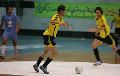 Ehsan Zahmatkesh observed by Tam Iran Khodro's pivot Vahid Shamsaee (Photo Courtesy: Shensa Saveh)