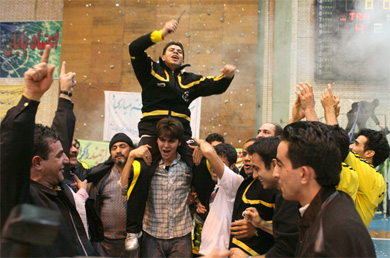 Shensa fans paying tribute to coach Savio (Photo Courtesy: Shensa Saveh)