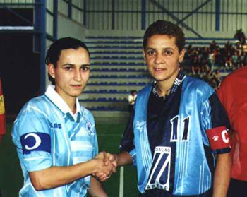 Il capitano della Galizia (Spagna) Nuria Iglesias, con Sissi, capitano del Sabesp di San Paolo (Brasile)