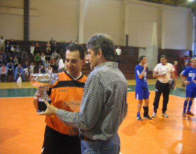 Captain Eduard Balaz receving the cup from Vladimir Skorec (Photo courtesy: Vladimir Ambrozek - Futsal Slovakia)