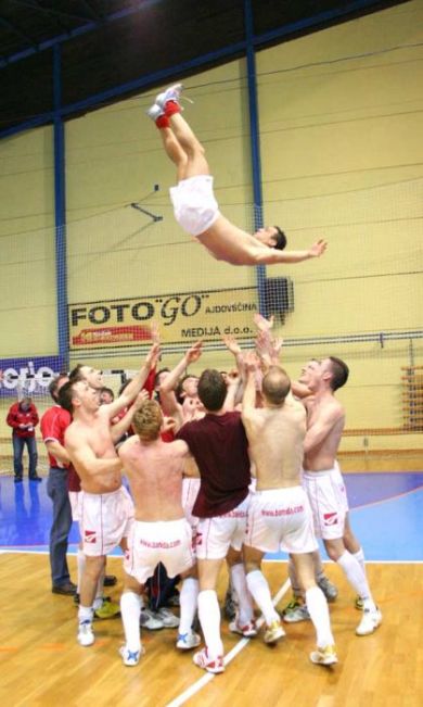 Coach Rosic is learning how to fly! (Photo courtesy: SloFutsal)