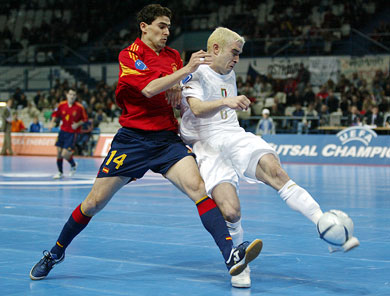 Brazilian duel: Daniel vs Edgar Rocha Bertoni (Photo courtesy: Joe Pepler - UEFA.com)