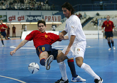 Kike vs Vinicius (Photo courtesy: Joe Pepler - UEFA.com)