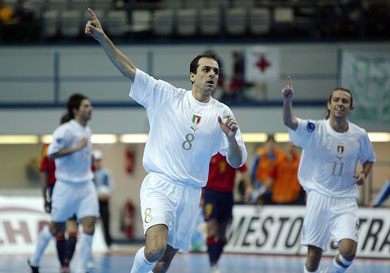 Luiz Carlos Scala, third goal in Ostrava (Photo courtesy: Joe Pepler - UEFA.com)