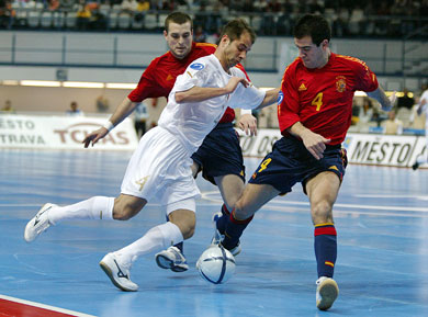Carlinhos between Cogorro and Fran Serrejon (Photo courtesy: Joe Pepler - UEFA.com)