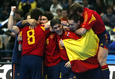 Kike, Daniel, Javi Limones, Paco Sedano and Marcelo, the Spanish party is started! (Photo courtesy: Joe Pepler - UEFA.com)