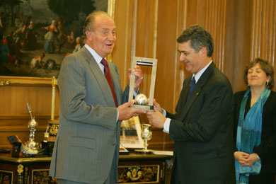 Juan Carlos and �ngel Mar�a Villar with the World Cup (Photo courtesy: RFEF)