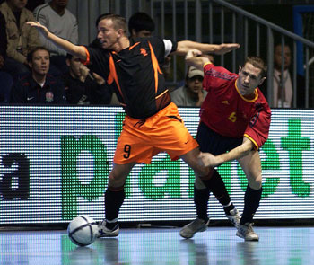 A curious dance of Edwin Grunholz and Justo Caceres, in a friendly match between Spain and Netherlands played in Barcelona on december 2004 (Photo: Enrique Serrano - Archive: LNFS)