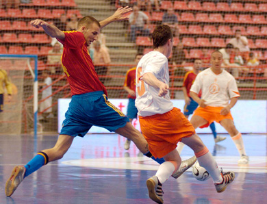 Dick Hulshorst trying to serve Ngarigota, against the Rafa Mu�oz opposition (Photo courtesy: AP Photo - LNFS)